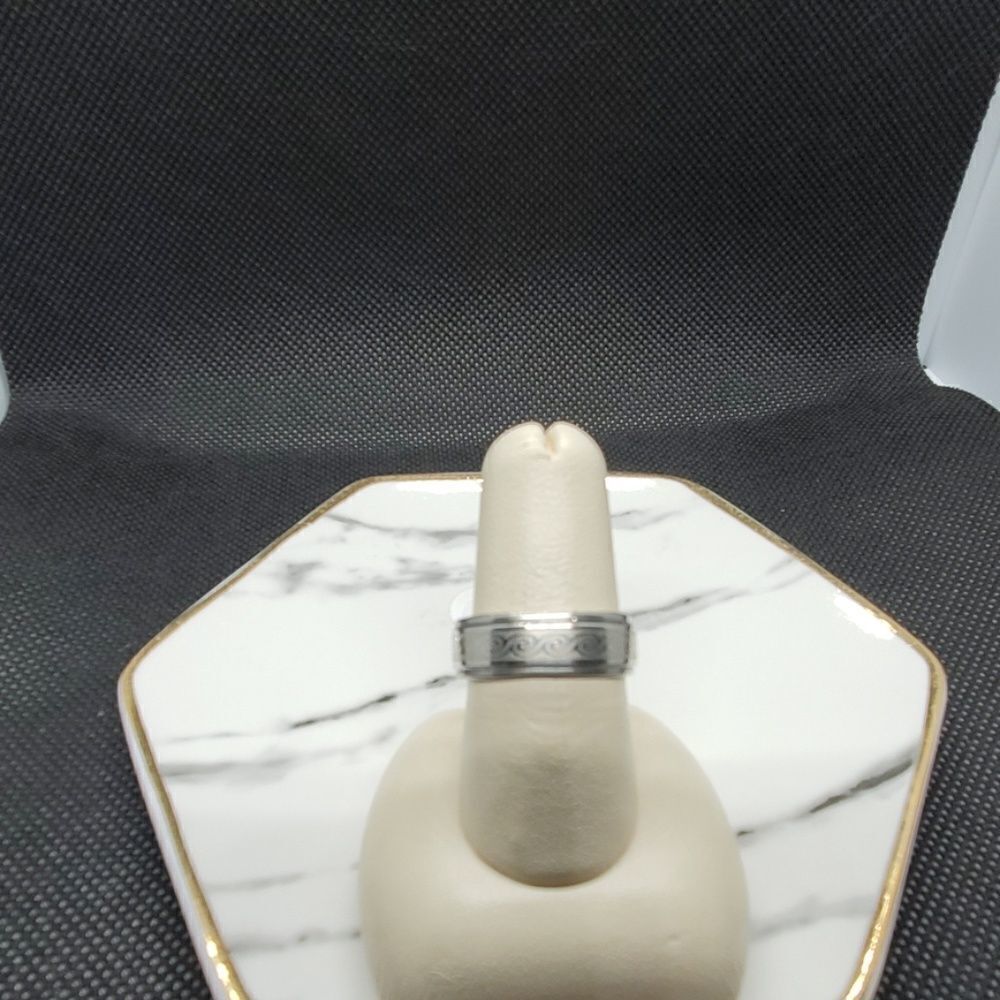 Silver Tone Ring with a Wave Pattern - Picture 2 of 6